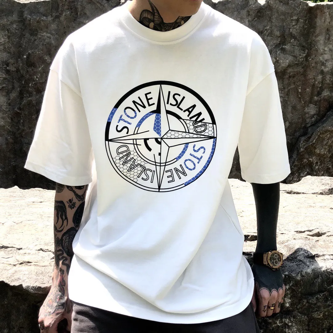 W625#P110💰 [Stone lsland/Stone Island summer new chest broken grid compass printed short-sleeved T-shirt] ⚠️[Original creation, high control of details] - Made of 260 grams of combed cotton, 32 count double yarn, soft and comfortable to the touch, sweat-absorbent and breathable. - Simple, basic and versatile style, original quality, the first choice for couples. - Made in a large factory, four needles and five threads on the shoulder, neatly arranged, high quality workmanship. - Same style for men and women. Very versatile, one piece for everyone, details are clearly visible. Color: Black White Size: M L